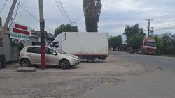 На улице Киргизская в селе Нижняя Ала-Арча тротуар перекрыт, пешеходный переход упирается в арык
