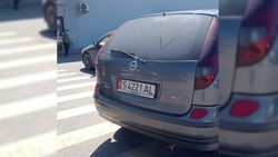 Возле магазина на Орозбекова машины паркуются на «зебре»