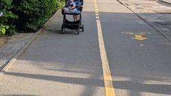 В 5 мкр полтротуара «забрали» под велодорожку. Фото