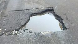 Горожанин просит восстановить асфальт на улице Коммунарова