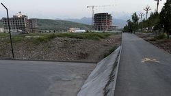 Жительница просит огородить тротуар от крутого обрыва на Айтматова