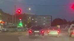 Водитель выехал на встречку и проехал на красный свет светофора