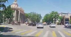 В Бишкеке опрокинулся бусик при столкновении с «Лексусом». Видео инцидента