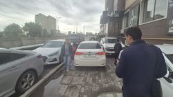 В Среднем Джале машины паркуются на тротуаре рядом с магазином