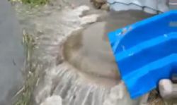На Чортекова прорвало колодец, вода затапливает дворы