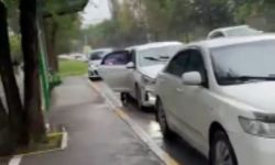 Машины постоянно паркуются на автобусной остановке в селе Орто-Сай, - житель