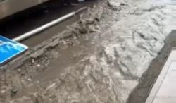 Дорогу на Аламединском рынке затопило во время дождя. Что случилось с дренажной системой?