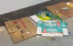 Внутри подземного перехода на Айтматова оставляют мусор