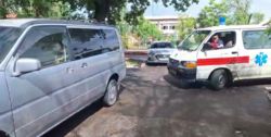 Машина скорой помощи не смогла заехать во двор из-за машин, припаркованных на тротуаре
