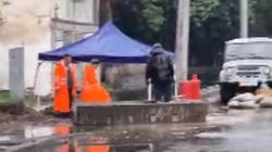 На участке Л.Толстого люди черпают воду из арыка и выливают на дорогу. Житель спрашивает зачем