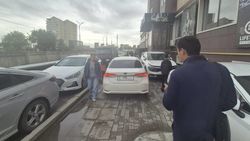 В Среднем Джале машины паркуются на тротуаре рядом с магазином. Ответ мэрии