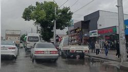 На Жибек Жолу машины паркуются на остановке общественного транспорта