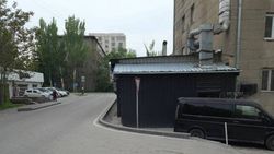 Законно ли установлен объект на тротуаре на Акиева—Сыдыкова? Ответ мэрии