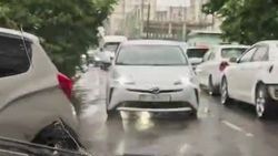 В 12 мкр машины паркуются вдоль дороги, затрудняя проезд