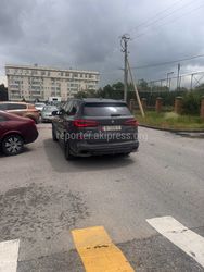 «БМВ» припаркован на втором ряду и на встречной полосе