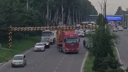 Под мостом на 7 Апреля большегрузная машина зацепила ограждение