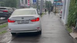 «Лексус» стоит на тротуаре