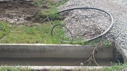 На улицах Бишкека электрокабели лежат на земле из-за монтажных работ