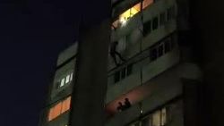 Видео — Как спасатели МЧС спасли женщину, которая хотела спрыгнуть с 10 этажа