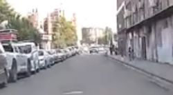 В городе Ош водитель машины маневрировал, когда ехал по узкой дороге В городе Ош водитель машины маневрировал, когда ехал по узкой дороге