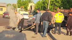 Лужу на Бухарская—Профессор Зимы засыпали асфальтом Лужу на Бухарская—Профессор Зимы засыпали асфальтом