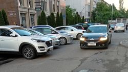 На Садыкова—Гоголя припаркованные машины перекрывают половину дороги