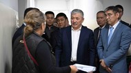 «3 дня не могу попасть к одному врачу». Пациенты Центра онкологии рассказали главе Кабмина о проблемах. Видео