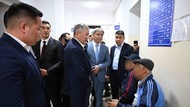 Глава Кабмина Касымалиев внепланово проверил работу центра онкологии — выявлены нарушения в организации медобслуживания. Фото