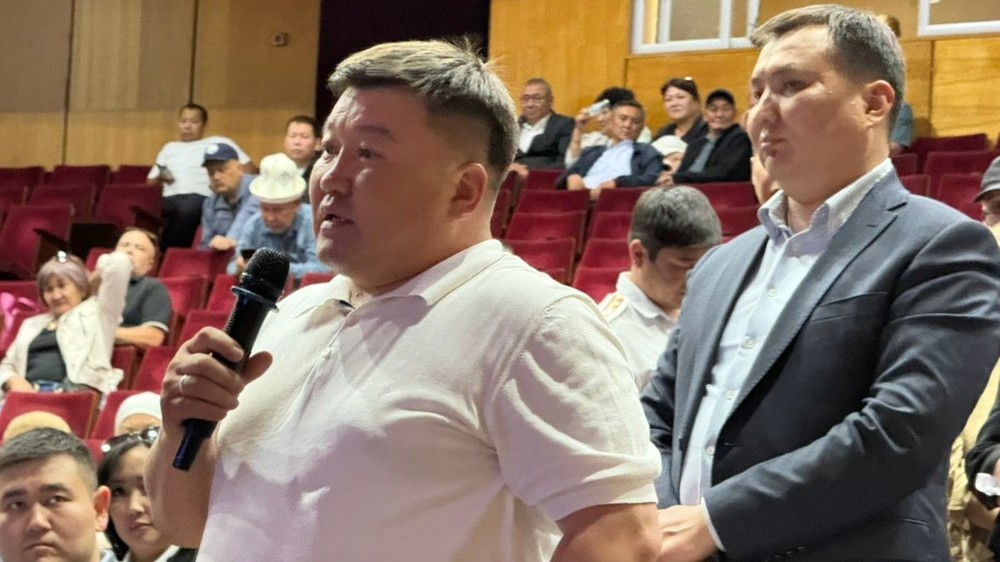 главы УКС Эрмек Арымбаев и МП «Бишкекводоканал» Чынгыз Жумалиев