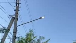 На улице Деповская села Новопавловка днем горят уличные фонари На улице Деповская села Новопавловка днем горят уличные фонари
