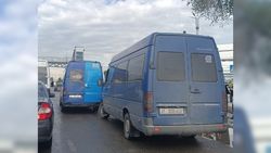 На остановке ТК «Табылга» по Жибек Жолу стихийная парковка На остановке ТК «Табылга» по Жибек Жолу стихийная парковка