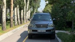 «Лексус» стоит на пешеходной алле по Юнусалиева