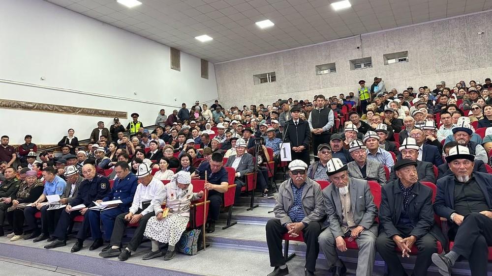 В Айтматовском районе жители пожаловались на карьер на пастбищной земле