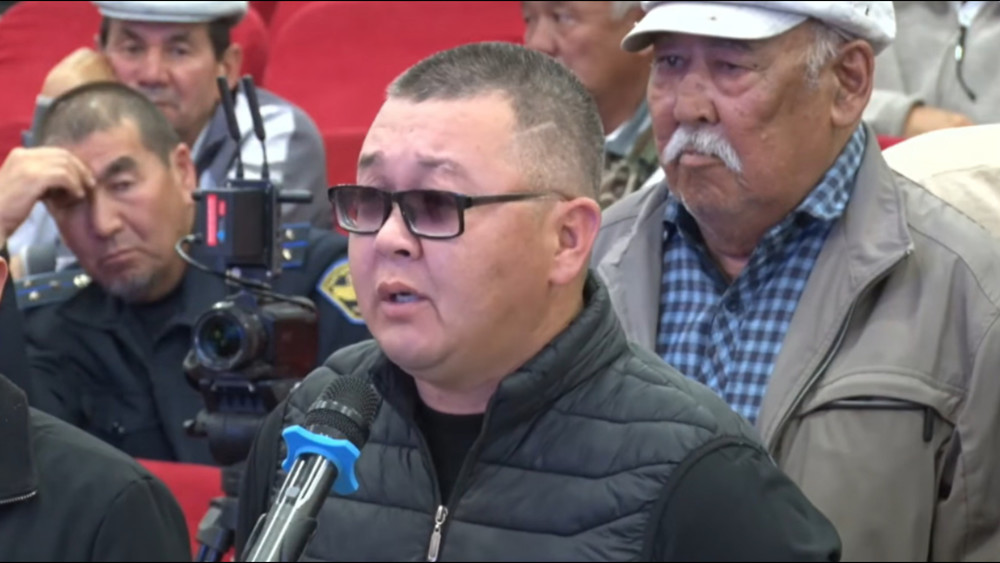 «Прокурор сбил маму и купил нам дом, а спустя 20 лет нас выселили»: Житель Таласа рассказал полпреду президента детали