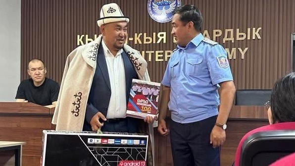 В Кызыл-Кие сотрудника милиции Таалайбека Орозалиева проводили на заслуженный отдых