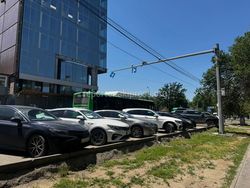 На Донецкая—Жукеева Пудовкина свисает дорожный знак