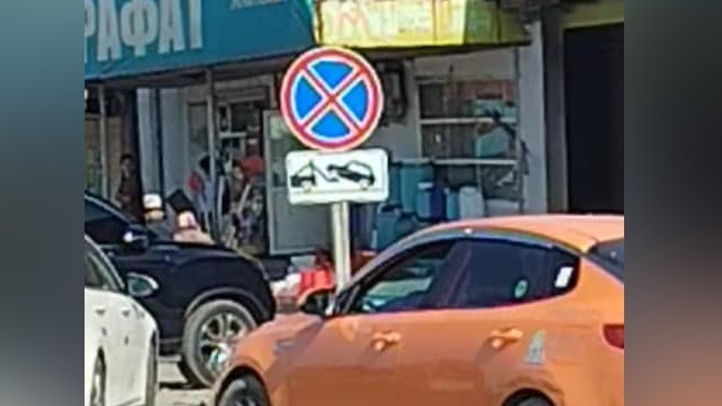 Что говорит закон? Дорожный знак на автодороге Бишкек — Кара-Балта вызвал дискуссию