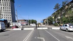 Отремонтированный участок дороги по улице Льва Толстого снова перекрыли. Фото