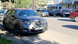 Велодорожка и зеленая зона на ул.Токтогула снова заставлена машинами. Фото