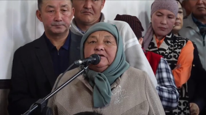 «Сын стал жертвой подставы в Москве»: Мать-героиня из Ат-Башы попросила полпреда помочь вернуть сына в Кыргызстан