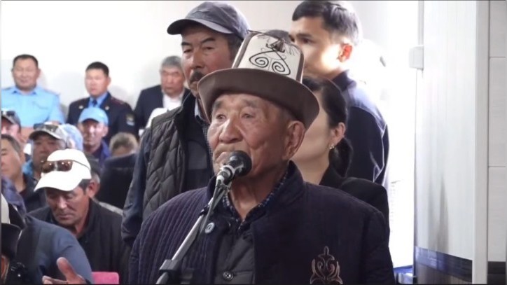 91-летний аксакал из Ат-Башинского района пожаловался полпреду президента на земельную волокиту и пропуска на джайлоо Ак-Сай