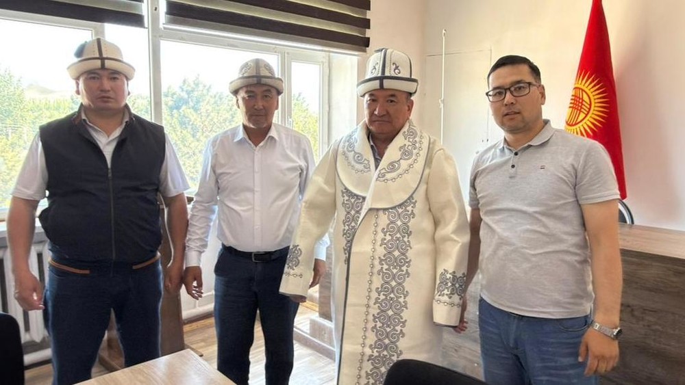 Коллектив Жумгальской райадминистрации проводил экс-акима Адыбека Набиева