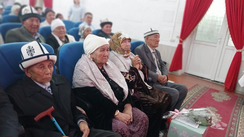 В Иcсык-Атинском районе в День матери вручили подарки супругам, прожившим вместе 50 лет