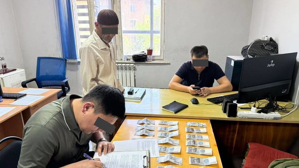 Свидетеля по уголовному делу задержали при даче взятки сотруднику УВД Жалал-Абадской области
