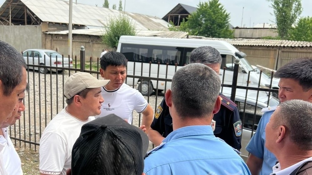 Депутат из Сузака жалуются, что грузовики для стройки железной дороги КНР—КР—РУз разрушают новый асфальт