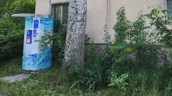 Законно ли под окнами дома в 7 мкр установили автомат по продаже воды? Фото горожанина