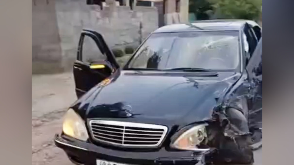 В Токмоке Mercedes-Benz столкнулся с Honda Fit