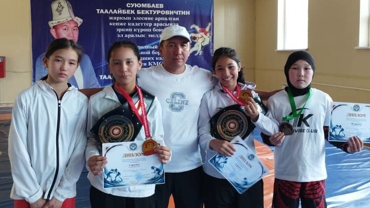 В Кара-Балте прошел международный турнир по женской борьбе, посвященный 100-летию Чуйской области