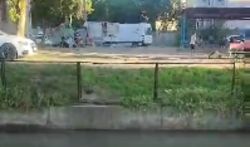 Речка возле детской площадки не ограждена должным образом, - горожанка
