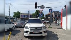 «Лексус» был припаркован под светофором на Жибек Жолу—Парковая